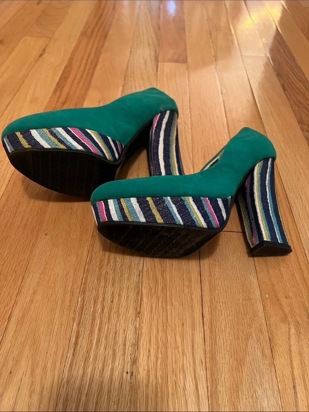 Stunning emerald green faux suede platform pumps by Cherish Size 8